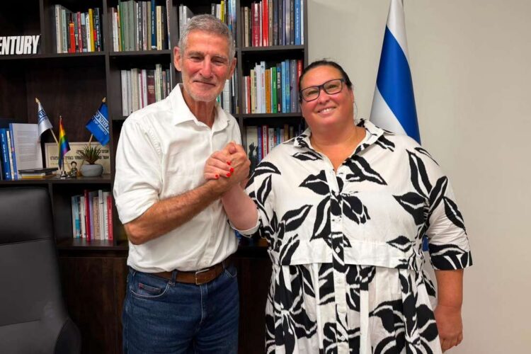 סגנית ראש העיר, דנה אורן ינאי עם יו"ר מפלגת הדמוקרטים, אלוף במיל' וסגן הרמטכ"ל לשעבר, יאיר גולן. צילום: מטה הדמוקרטים