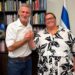 סגנית ראש העיר, דנה אורן ינאי עם יו"ר מפלגת הדמוקרטים, אלוף במיל' וסגן הרמטכ"ל לשעבר, יאיר גולן. צילום: מטה הדמוקרטים