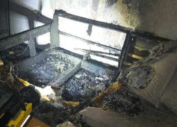 במהלך הסריקות, אותרו בדירה זוג הורים ותינוק, שחולצו במהירות אל מחוץ למבנה ונמסרו לטיפול גורמי רפואה. צילום: כבאות והצלה לישראל
