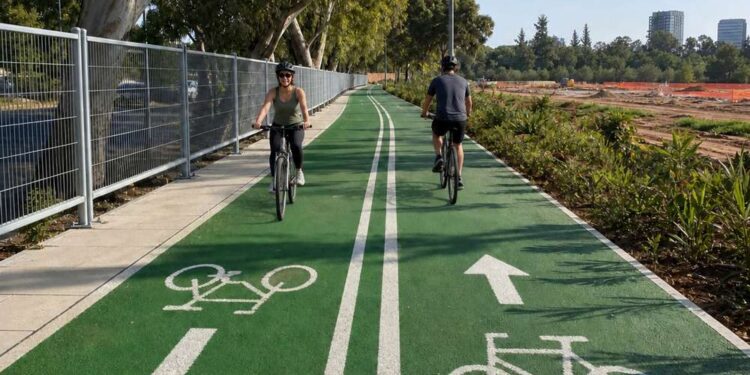 רשת אופנידן רשת שבילי האופניים המחברת בין ערי המרכז, הכוללת שבילי אופניים רציפים, רחבים, מופרדים וירוקים. תמונה: עיבוד AI