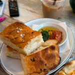 הזמנו פוקאצ'ה שהשלימה היטב את פלטת הגבינות. צילום: מערכת האתר