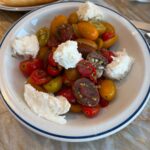 סלט העגבניות השתלב היטב והוסיף רעננות לארוחה.צילום: מערכת האתר