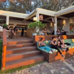 אפשר לשבת במקום ולקבל שירות מלא, ואפשר גם לקחת טייק אווי, לשבת על הדשא או על מחצלות סמוכות ולהמשיך משם לים או בחזרה ממנו. צילום: מערכת האתר