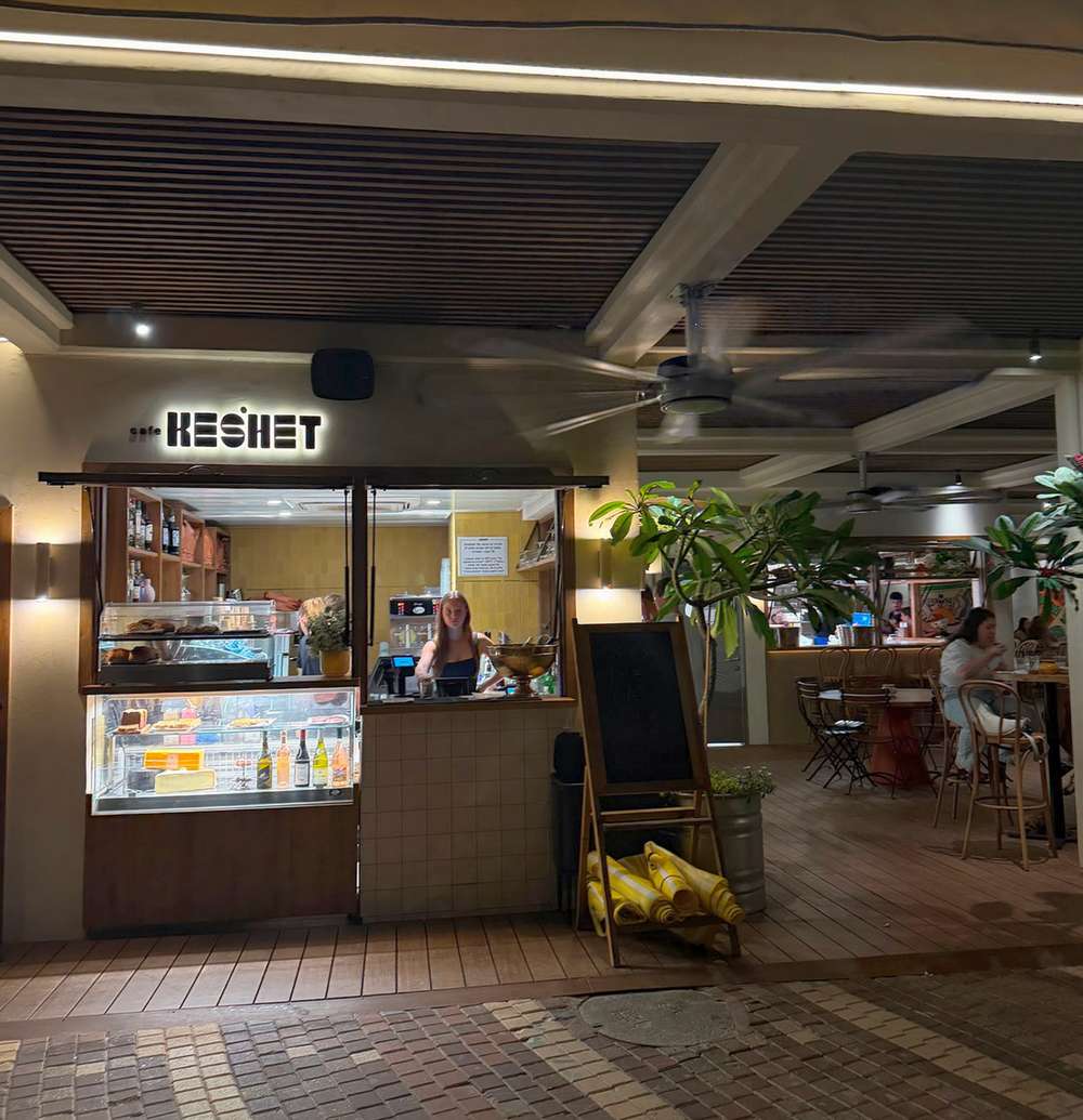 מסעדת קשת: כבר בכניסה ניתן לבחור בעמדת הזמנת Take away או בישיבה על שולחן, בר, מחצלות או הטרסה עם הכריות. צילום: מערכת האתר