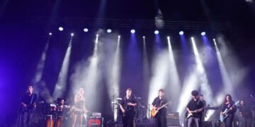 להקת "מהדורה מוגבלת", שגדלה במרכז ווליום הרצליה, ביצעה הערב קאברים בעיבודים רוקיסטיים לשירים מוכרים ואהובים. צילום: דוברות העירייה