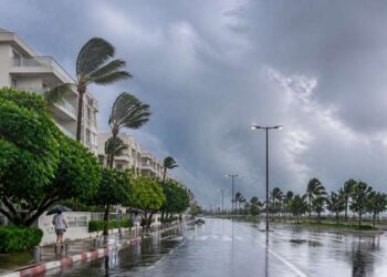 על פי התחזית, במהלך סוף השבוע הקרוב, 28-30/8, צפוי אירוע גשם קצר, עוצמתי וחריג לחודש אוגוסט, כאשר עיקר הגשם צפוי בלילה שבין שבת לראשון. תמונה: עיבוד AI