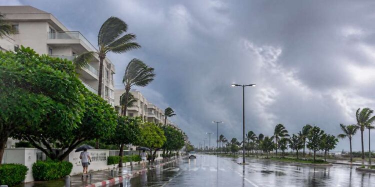 על פי התחזית, במהלך סוף השבוע הקרוב, 28-30/8, צפוי אירוע גשם קצר, עוצמתי וחריג לחודש אוגוסט, כאשר עיקר הגשם צפוי בלילה שבין שבת לראשון. תמונה: עיבוד AI