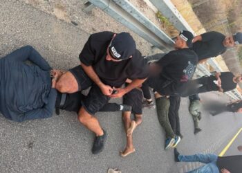 מעצר החשודים בהתפרצויות לדירות בגוש דן. צילום: דוברות המשטרה