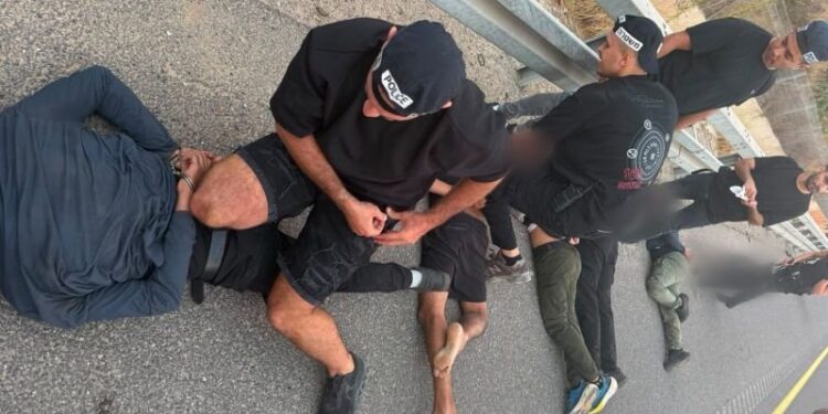 מעצר החשודים בהתפרצויות לדירות בגוש דן. צילום: דוברות המשטרה