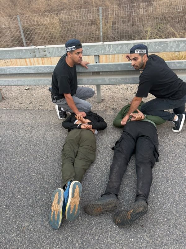 שוטרים במקום האירוע מאבטחים את החשודים לאחר המעצר. צילום: דוברות המשטרה