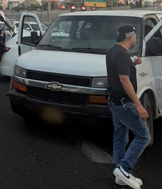 רכב הסוואנה החשוד שבו נסעו החשודים ונתפס לאחר המרדף. צילום: דוברות המשטרה