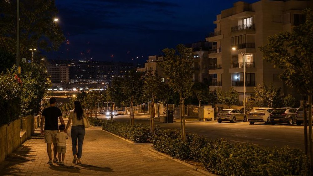 משפחות מוזמנות להסביר מראש לילדים שמדובר בתרגיל מתוכנן, כדי להפחית חשש מהקולות והנוכחות הביטחונית באזור. תמונה להמחשה: עיבוד AI