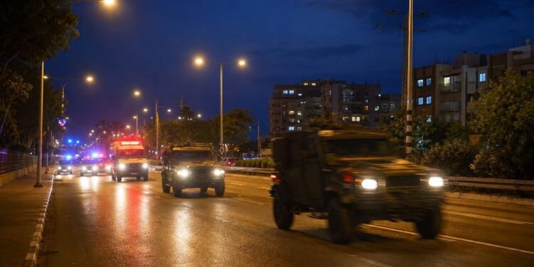 חיילים, רכבי צבא ורכבי הצלה צפויים לנוע בין רעננה להרצליה עד שעות הבוקר - חלק משגרת האימונים של צה"ל. תמונה להמחשה: עיבוד AI