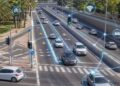 מבט אווירי על צומת כפר שמריהו עם הדמיית חיישנים ורשת נתונים לניהול תנועה חכם