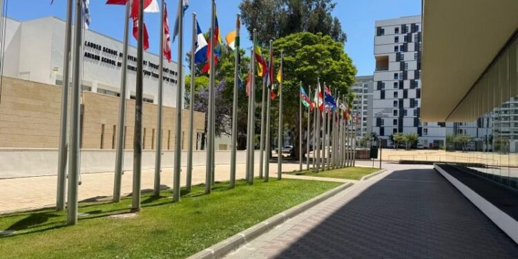 שדרת דגלים בקמפוס אוניברסיטת רייכמן בהרצליה