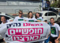 מתנדבי “משנים כיוון” בדוכן ברחוב נורדאו בהרצליה ב’: פעילות בימי שישי לעידוד מעורבות אזרחית והצבעה בבחירות הקרובות. צילום: מערכת האתר