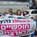 מתנדבי “משנים כיוון” בדוכן ברחוב נורדאו בהרצליה ב’: פעילות בימי שישי לעידוד מעורבות אזרחית והצבעה בבחירות הקרובות. צילום: מערכת האתר