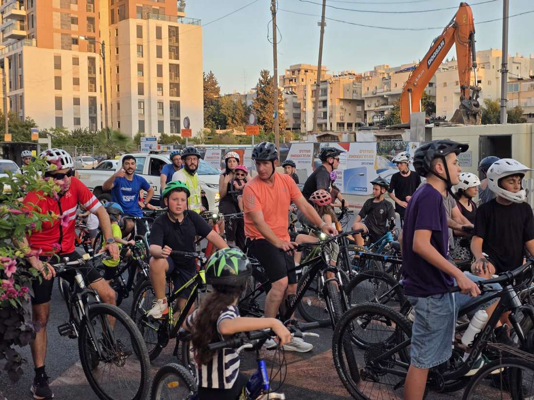 ראש העיר יריב פישר (בחולצה הכתומה במרכז התמונה) מצטרף לרוכבים, עם אופניים וקסדה, במהלך רכיבת ה״מסה קריטית״. צילום: מערכת האתר