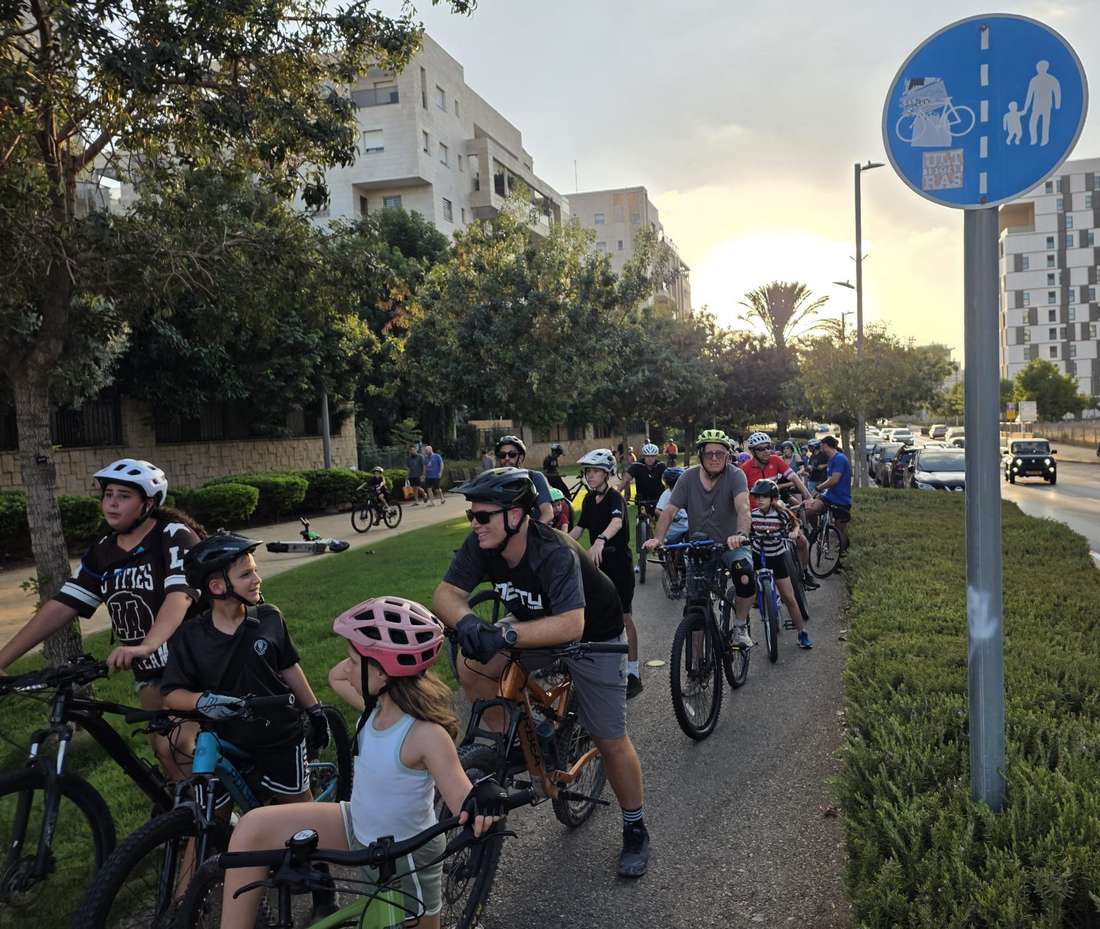 עצירת התרעננות לאורך המסלול: המשתתפים מחליפים חוויות לפני המשך הרכיבה ברחבי העיר. צילום: מערכת האתר