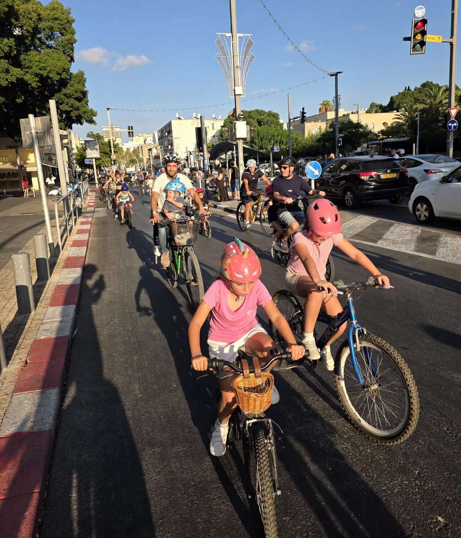 הרוכבים חולפים ברחובות מרכזיים בעיר במהלך המסלול הקהילתי שאורכו כ־10 קילומטרים. צילום: מערכת האתר