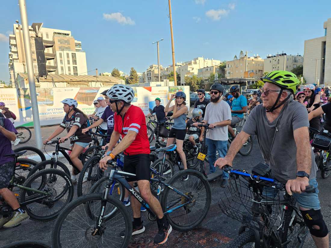 דבוקת הרוכבים יוצאת לדרך וממלאת נתיב נסיעה ברחוב בן גוריון. צילום: מערכת האתר