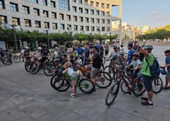עשרות רוכבות ורוכבים מתכנסים ברחבת שער העיר לקראת רכיבת ה״מסה קריטית״ הראשונה בהרצליה. צילום: מערכת האתר