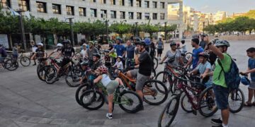 עשרות רוכבות ורוכבים מתכנסים ברחבת שער העיר לקראת רכיבת ה״מסה קריטית״ הראשונה בהרצליה. צילום: מערכת האתר