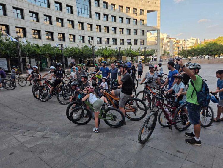 עשרות רוכבות ורוכבים מתכנסים ברחבת שער העיר לקראת רכיבת ה״מסה קריטית״ הראשונה בהרצליה. צילום: מערכת האתר