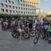 עשרות רוכבות ורוכבים מתכנסים ברחבת שער העיר לקראת רכיבת ה״מסה קריטית״ הראשונה בהרצליה. צילום: מערכת האתר