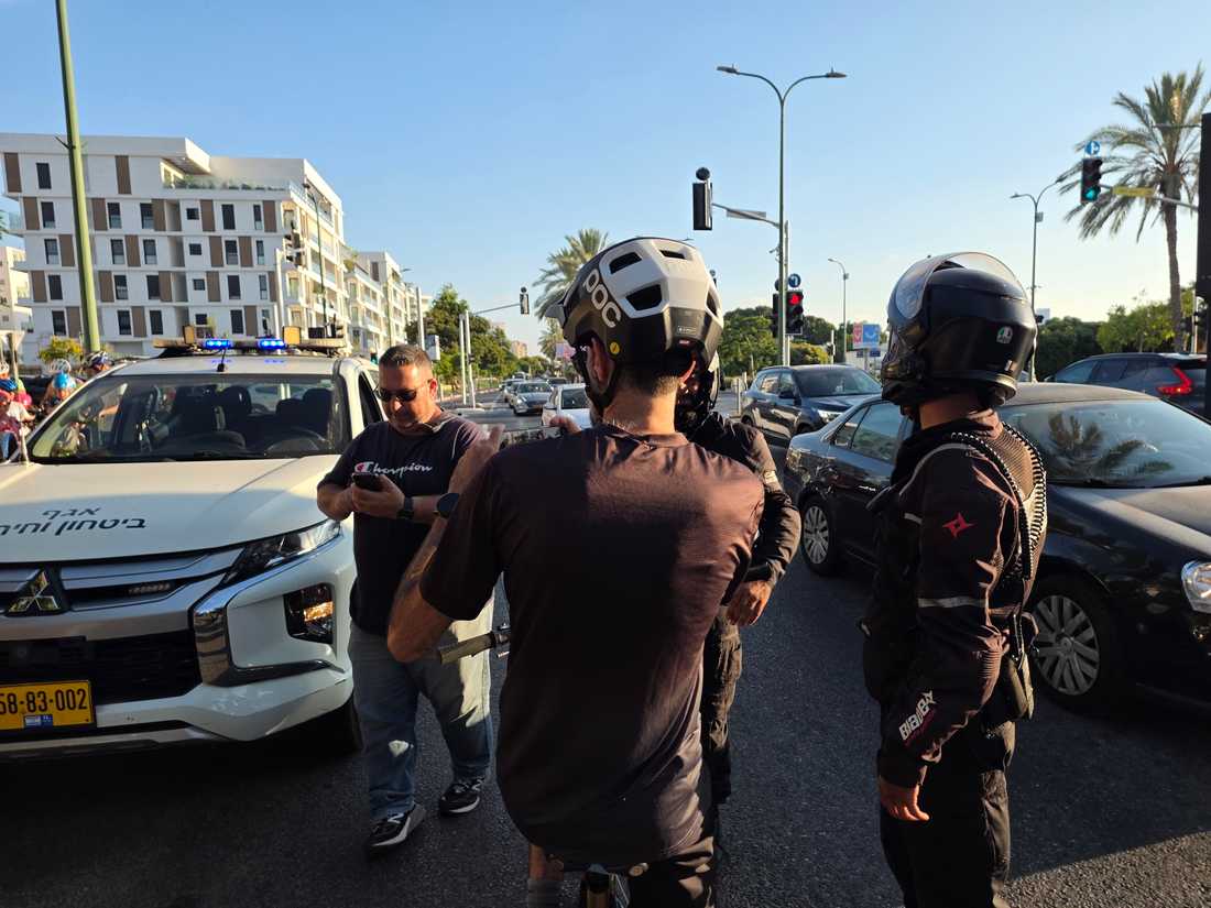 מתנדבי משמר השכונה הרצליה הירוקה הצטרפו לליווי הרכיבה בטנדר של השיטור העירוני. צילום: מערכת האתר