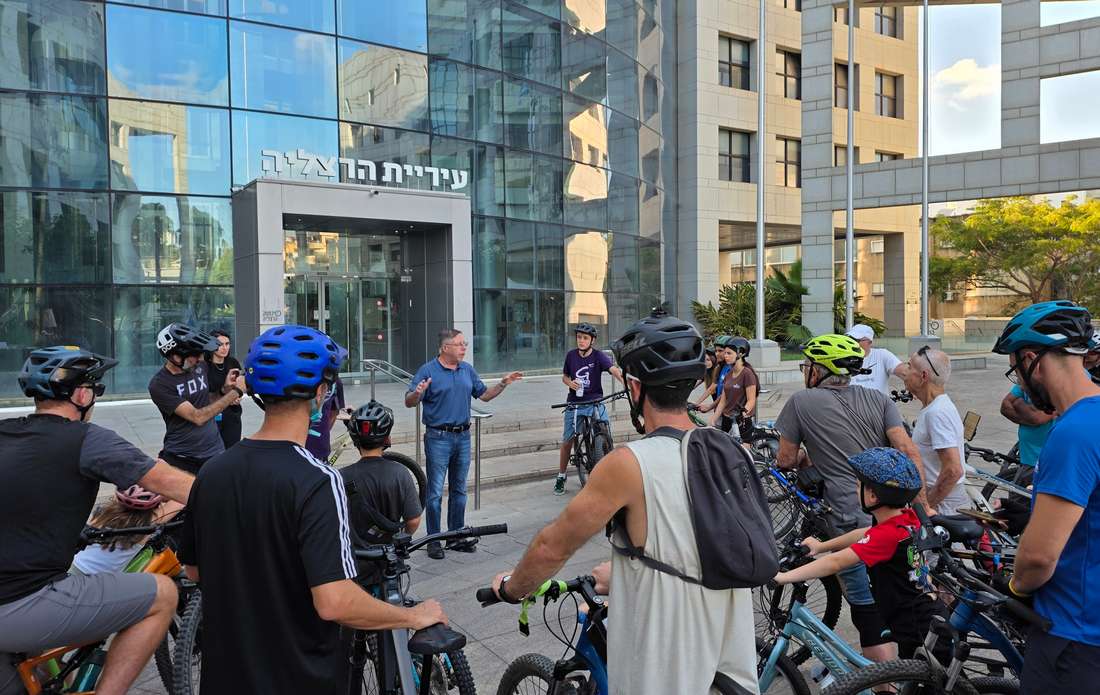 איל פביאן , סגן ראש העיר והממונה על תיק התחבורה בעיר בשיח עם הרוכבים בעת ההתארגנות. צילום: מערכת האתר