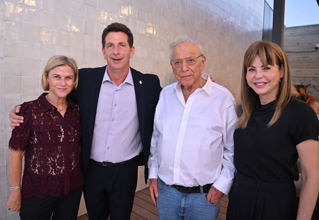 מימין לשמאל: מנכ"לית אוניברסיטת רייכמן, איילת בן עזר גלברד, מייסד אוניברסיטת רייכמן, פרופ' אוריאל רייכמן, ראש העיר הרצליה, יריב פישר, מנהלת מרכז 'המסילה' הרצליה, פפי לנדאו. צילום: דוברות העירייה