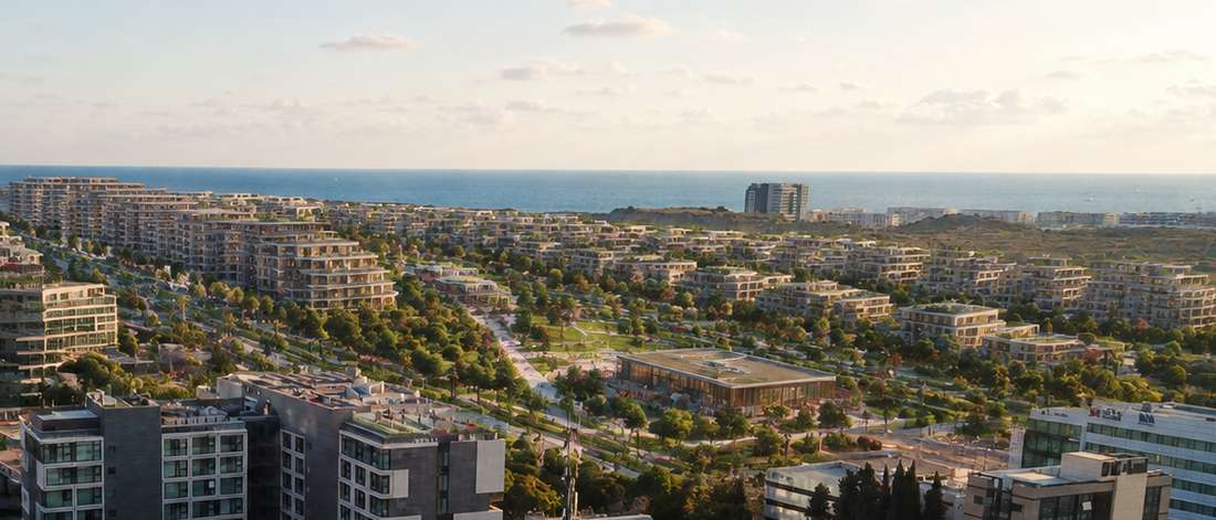 המחשה עקרונית בעיבוד AI, על בסיס צילום רחפן: מבט אל רובע דרום־מערב המתוכנן, עם בנייה מדורגת, פארק לינארי ושטחים פתוחים בדרך לפארק החופי ולים. ההמחשה אינה הדמיה רשמית ואינה משקפת את התכנון הסופי.