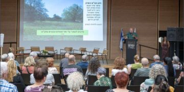 למעלה ממאה וחמישים תושבים, פעילי סביבה ואנשי ציבור השתתפו בכנס בנושא עתידו של שטח תעש השרון. צילום: רוני מרקוביץ