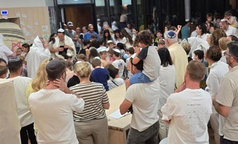 תפילות יום הכיפורים בשנה שעבר בקהילת גליל ים השוויונית. צילום: פרטי