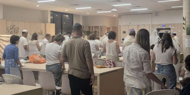 תפילות יום כיפור בשנה שעברה במוקדי תפילה שוויוניים בהרצליה. צילום: פרטי