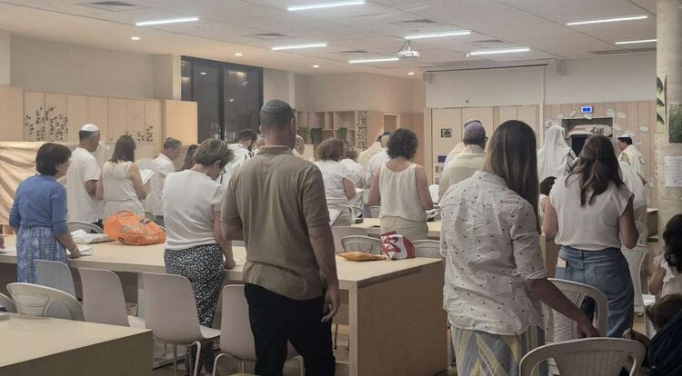 תפילות יום כיפור בשנה שעברה במוקדי תפילה שוויוניים בהרצליה. צילום: פרטי
