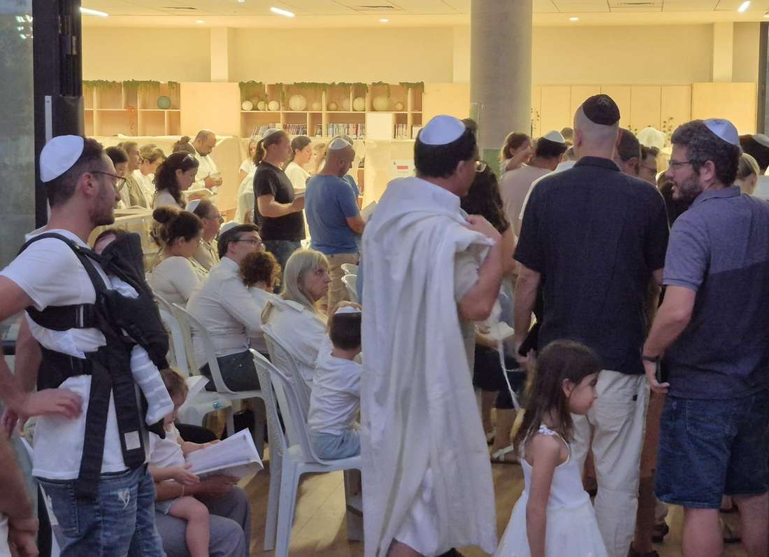 תפילות יום כיפור בשנה שעברה במוקדי תפילה שוויוניים בהרצליה. צילום: פרטי