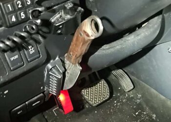 ​בבדיקה שבוצעה לנהג, הבחינו השוטרים בסכין התלויה מתחת להגה. צילום: דוברות המשטרה
