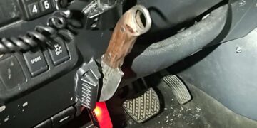 ​בבדיקה שבוצעה לנהג, הבחינו השוטרים בסכין התלויה מתחת להגה. צילום: דוברות המשטרה