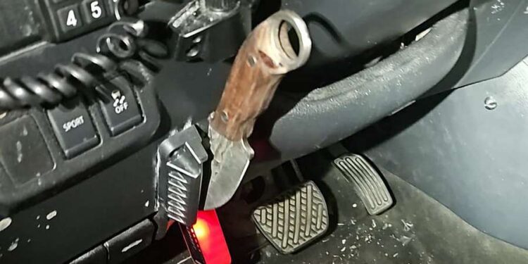 ​בבדיקה שבוצעה לנהג, הבחינו השוטרים בסכין התלויה מתחת להגה. צילום: דוברות המשטרה