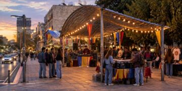 סוקו 90': יום חמישי, 10.9 | בשעה 18:30 | רחבת הפרגולה (סוקולוב – בן גוריון) - תקליטים, דיסקים, מרצ'נדייז, חולצות, פוסטרים ועוד. אווירה ומוסיקה טובה. תמונה: עיבוד AI