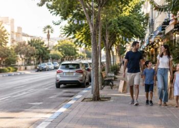 בהתאם להחלטת ראש העיר, החניה במקומות המסומנים בכחול-לבן תהיה ללא תשלום בכל רחבי הרצליה. תמונה: עיבוד AI