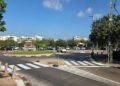 הכיכר בצומת הרחובות רש"י והנדיב בהרצליה, העירייה מייעדת לבית כנסת חדש חלק משטח מגרש החניה. צילום: מערכת האתר