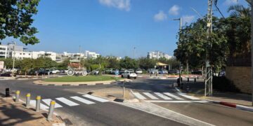 הכיכר בצומת הרחובות רש"י והנדיב בהרצליה, העירייה מייעדת לבית כנסת חדש חלק משטח מגרש החניה. צילום: מערכת האתר