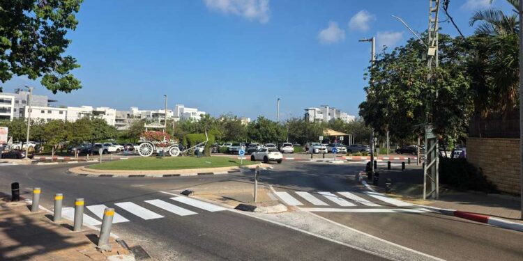 הכיכר בצומת הרחובות רש"י והנדיב בהרצליה, העירייה מייעדת לבית כנסת חדש חלק משטח מגרש החניה. צילום: מערכת האתר