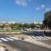 הכיכר בצומת הרחובות רש"י והנדיב בהרצליה, העירייה מייעדת לבית כנסת חדש חלק משטח מגרש החניה. צילום: מערכת האתר