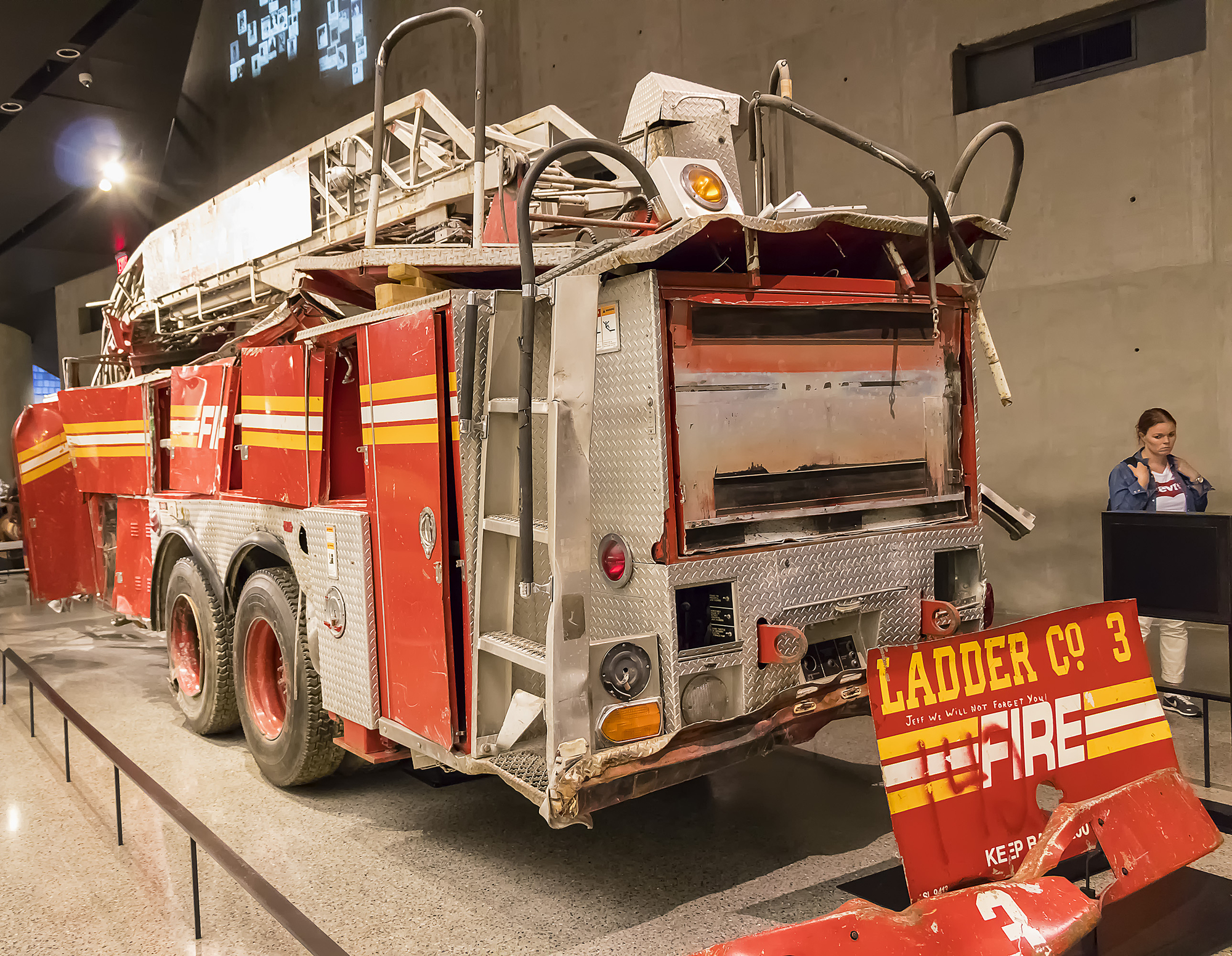 רכב כיבוי של Ladder Company 3, המוצג באתר ההנצחה ל-11 בספטמבר בגראונד זירו בניו יורק, לזכר לוחמי האש שפעלו בזירת הפיגועים. צילום: Deposit Photos / alfredosaz