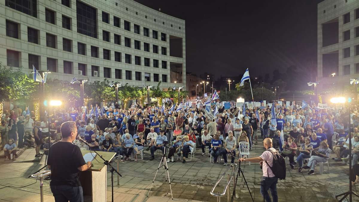 עו"ד גוני לצטר בעצרת מוצ"ש אמש בהרצליה. צילום: מטה המאבק הדמוקרטי הרצליה