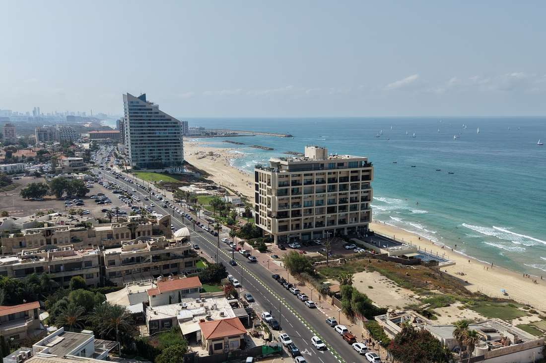 אזור חופי הים והמרינה בהרצליה במבט מהאוויר. תוכנית שדרוג המרינה והמרחב הציבורי שסביבה משתלבת במהלכים להרחבת פעילות התיירות, התרבות והבילוי לאורך החוף. צילום: מערכת האתר